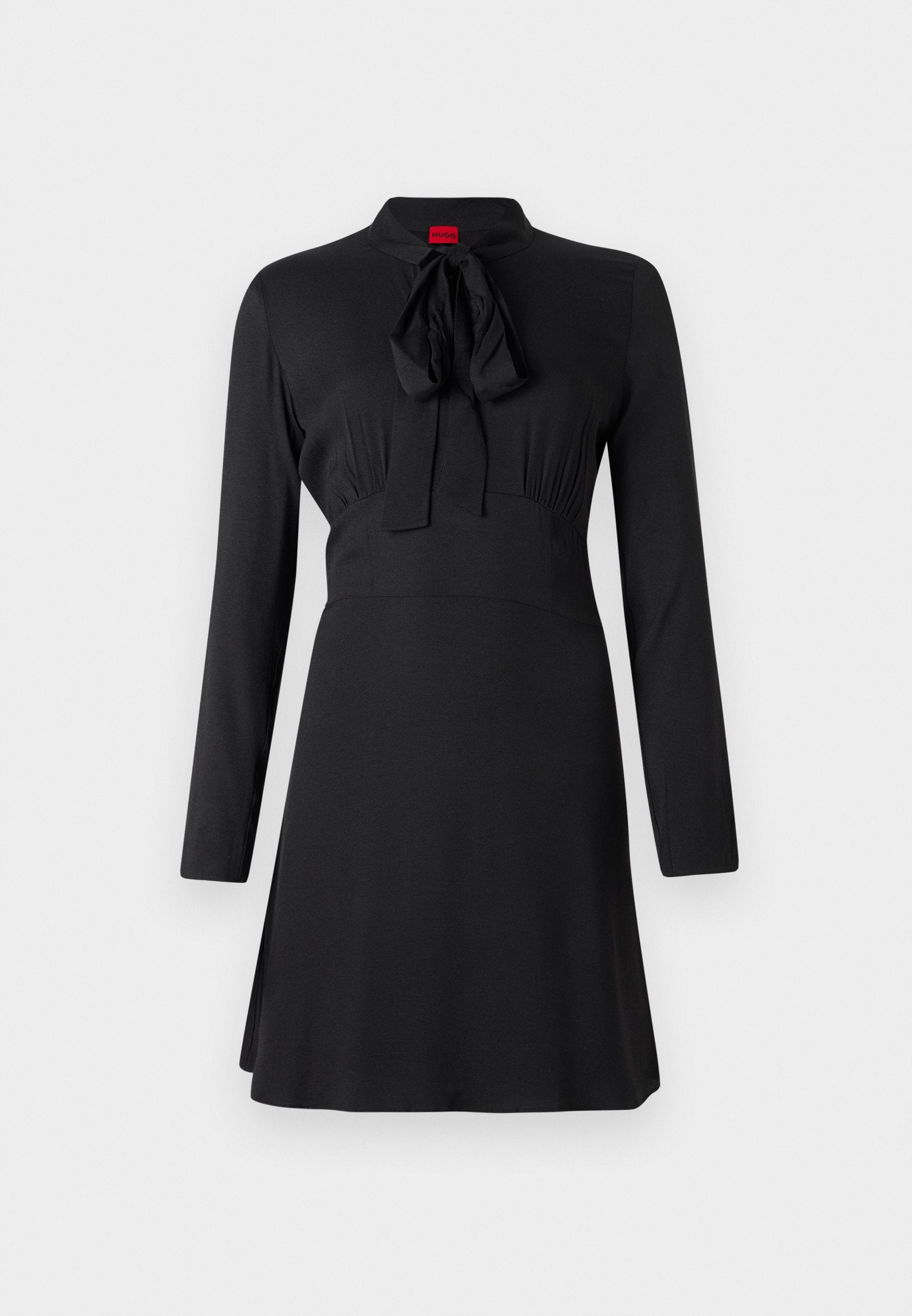 Schwarzes Kleid mit langen Ärmeln, einem hohen Kragen und einer Schleifen-Detail am Ausschnitt. Glattes Material mit eng anliegendem Oberteil und ausgestellt Rock.
