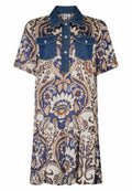 Kurzärmliges Kleid mit einem Denim-Kragen und Brusttaschen, das ein florales Muster in Blau-, Braun- und Cremetönen aufweist und einen lässigen Schnitt hat.