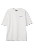Weißes T-Shirt mit kurzen Ärmeln und Rundhalsausschnitt, mit kleinem blauem "PEGADOR"-Schriftzug auf der linken Brust.