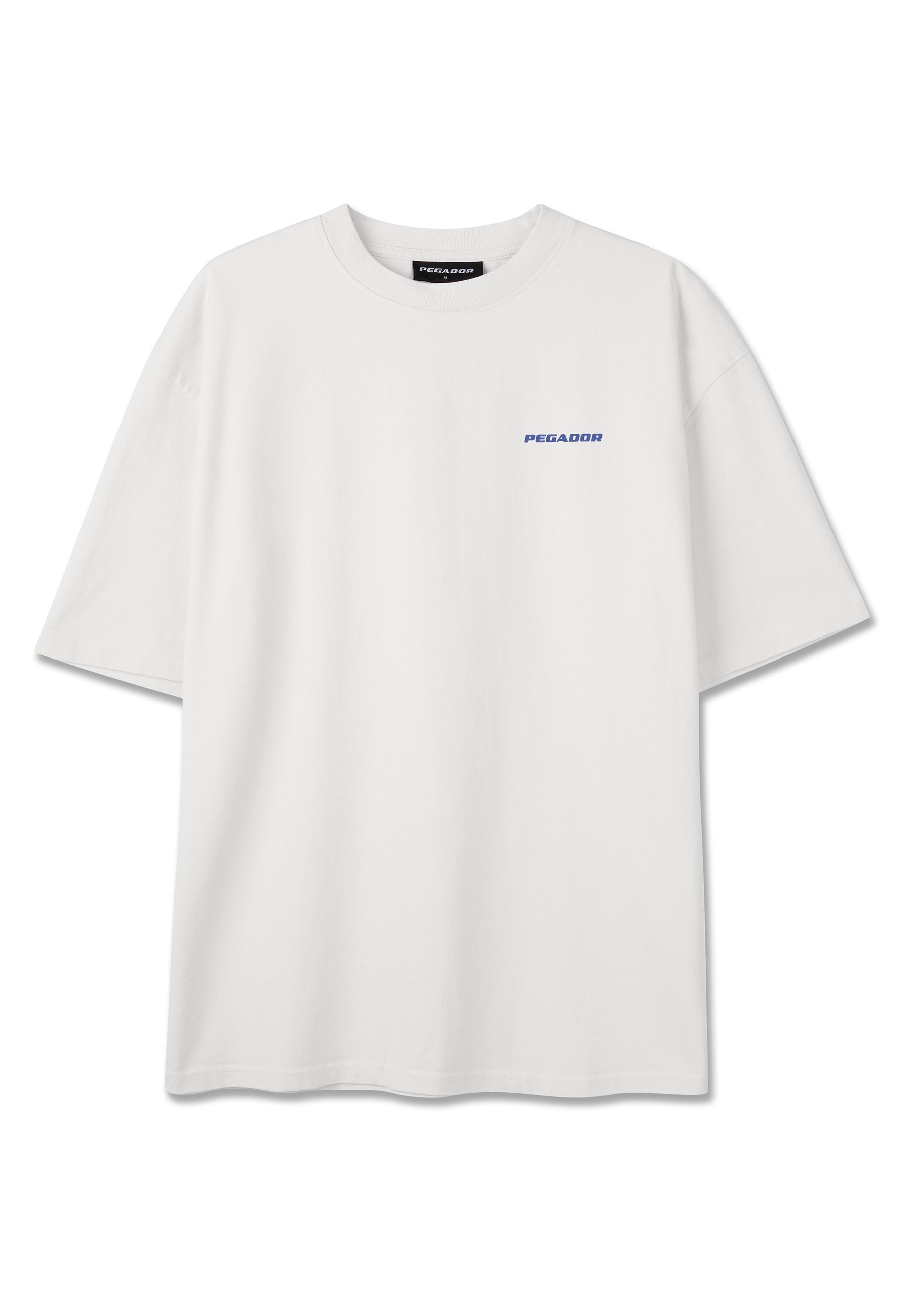 Weißes T-Shirt mit kurzen Ärmeln und Rundhalsausschnitt, mit kleinem blauem "PEGADOR"-Schriftzug auf der linken Brust.