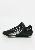 Schwarzer Nike-Sneaker mit einer weißen Skelett-Hand-Grafik an der Seite und einem weißen Nike-Swoosh an der Ferse.