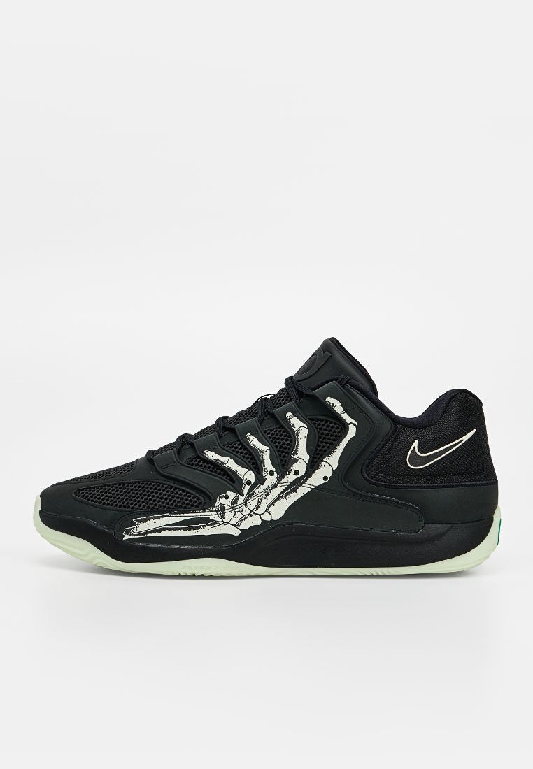 Schwarzer Nike-Sneaker mit einer weißen Skelett-Hand-Grafik an der Seite und einem weißen Nike-Swoosh an der Ferse.