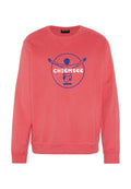 Korallrotes Sweatshirt aus weichem Stoff, mit Rundhalsausschnitt und langen Ärmeln. Zeigt ein blaues Motiv einer Figur und den Schriftzug "CHIEMSEE".