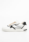 Weißer Sneaker mit schwarzen Akzenten, ausgestattet mit einem strukturierten Leder-Obermaterial, beigen Schnürsenkeln und einer gesprenkelten Gummisohle. Einfaches, sportliches Design.