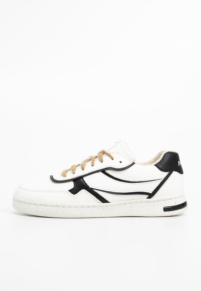 Weißer Sneaker mit schwarzen Akzenten, ausgestattet mit einem strukturierten Leder-Obermaterial, beigen Schnürsenkeln und einer gesprenkelten Gummisohle. Einfaches, sportliches Design.