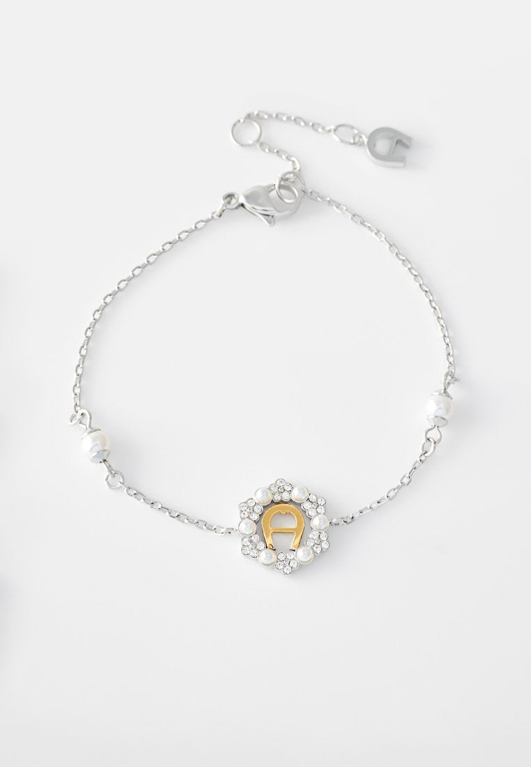 Filigranes Armband aus Silberkette mit zentralem goldfarbenem Buchstaben A, umgeben von Perlen und kleinen klaren Kristallen, verstellbarer Verschluss.