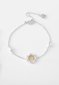 Filigranes Armband aus Silberkette mit zentralem goldfarbenem Buchstaben A, umgeben von Perlen und kleinen klaren Kristallen, verstellbarer Verschluss.