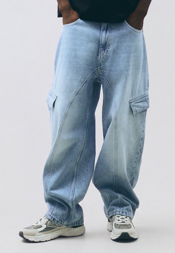 Bershka NEO BARREL CARGO JEANS - Straight leg jeans - light blue