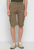 Khaki Cargo-Shorts aus Baumwolle, mit Seitentaschen, lässigem Schnitt und knielanger Passform. Kombiniert mit hellen Sneakern.