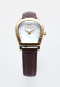 Goldene Aigner-Armbanduhr mit weißem Zifferblatt, minimalistischen goldenen Markierungen, braunem Lederarmband und goldfarbenem Gehäuse in Form eines umgekehrten Hufeisens.