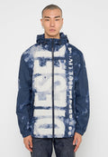 Marineblaue wasserfeste Jacke mit einem auffälligen weißen Grafikdesign, durchgehendem Reißverschluss, verstellbarer Kapuze und leicht strukturiertem Finish.