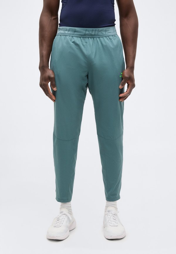 Nike Performance M NP DF NPT PANT - Tracksuit bottoms - mineral slate/green strike
