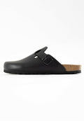 Schwarze Clogs mit einem glatten synthetischen Obermaterial, einem Kork-Latex-Fußbett, einem verstellbaren Riemen mit Schnalle und einer strukturierten Gummisohle für besseren Halt.