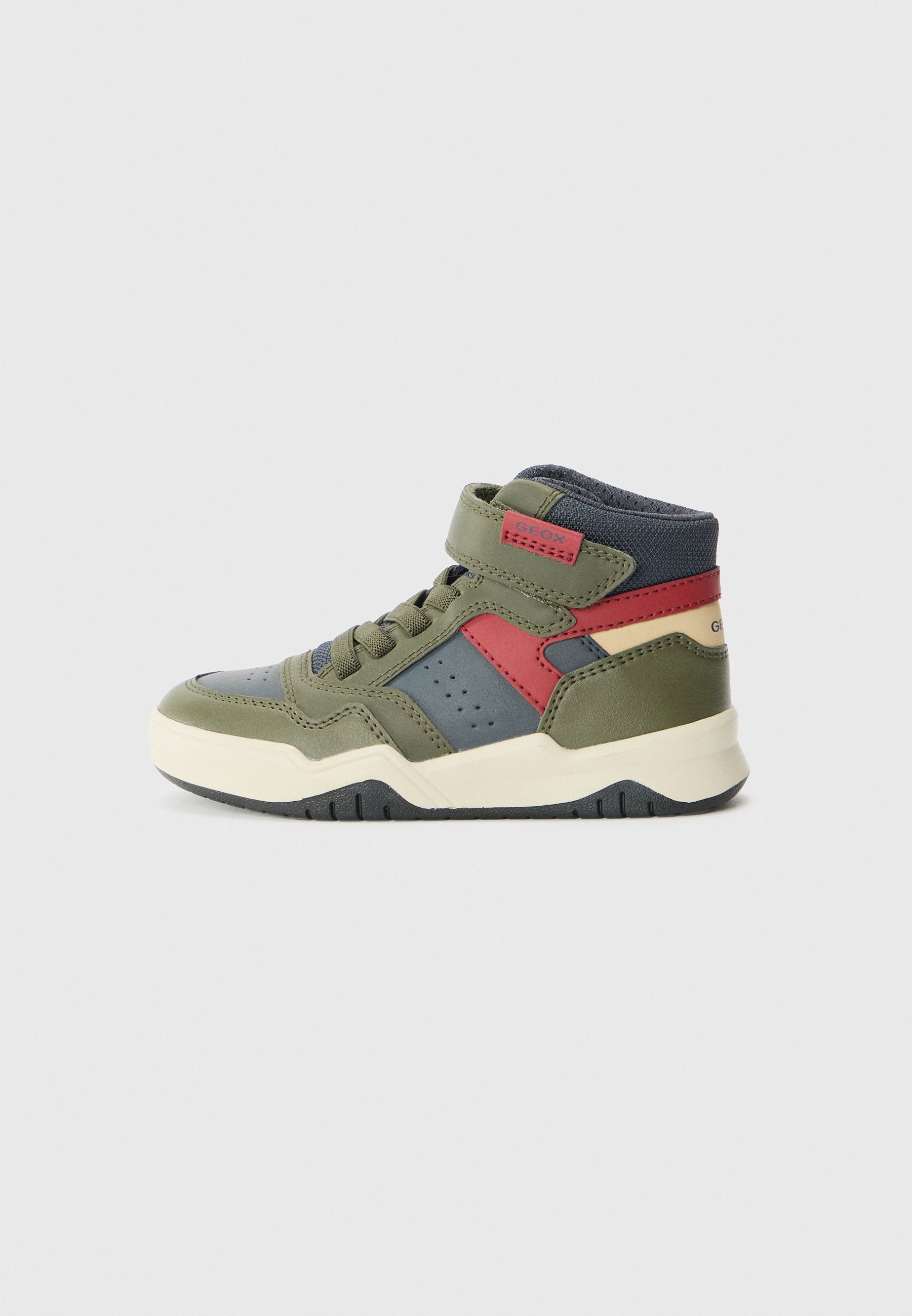 Grüne und marineblaue High-Top-Sneaker mit einem Klettverschluss, die rote Akzente, ein perforiertes Design und eine weiße Gummisohle aufweisen.