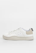 Weißer Sneaker aus lederähnlichem Material mit glattem Finish, rundem Zehenbereich, beigefarbenem Fersenakzent und perforiertem Seitendesign zur Belüftung.