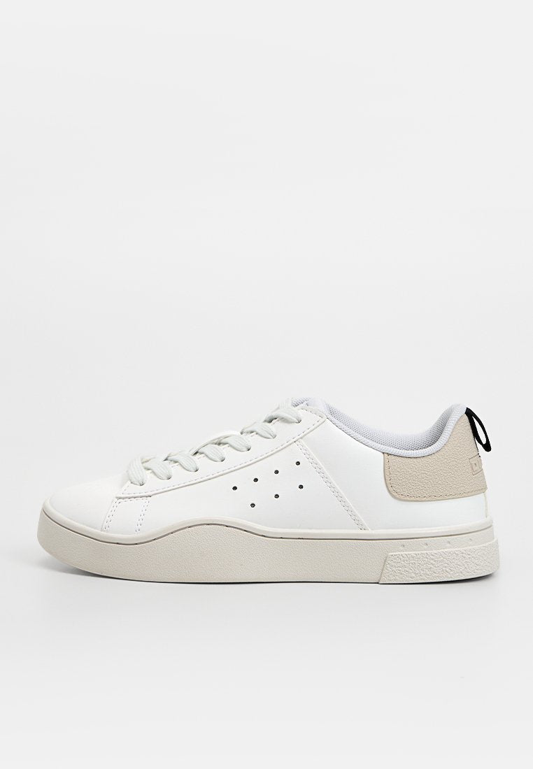 Weißer Sneaker aus lederähnlichem Material mit glattem Finish, rundem Zehenbereich, beigefarbenem Fersenakzent und perforiertem Seitendesign zur Belüftung.