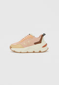 Der Schuh besteht aus einer Mischung aus weichem Rosa und Beige, verfügt über strukturierte Akzente, eine klobige weiße Sohle und ein dezentes, glitzerndes Logo an der Seite.
