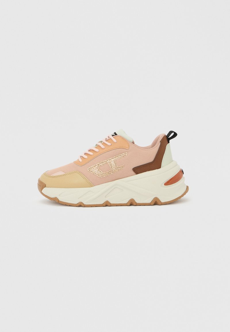 Der Schuh besteht aus einer Mischung aus weichem Rosa und Beige, verfügt über strukturierte Akzente, eine klobige weiße Sohle und ein dezentes, glitzerndes Logo an der Seite.