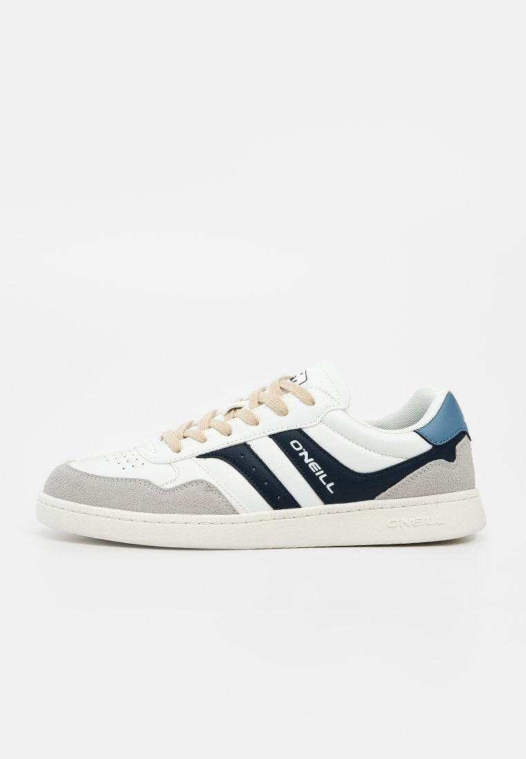 Weißer Low-Top-Sneaker mit beige Veloursleder-Zehenkappe, navyblauen Seitenstreifen, blauem Fersenlasche, beigen Schnürsenkeln und O'Neill-Logo an Seite und Sohle.