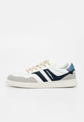 Weißer Low-Top-Sneaker mit beige Veloursleder-Zehenkappe, navyblauen Seitenstreifen, blauem Fersenlasche, beigen Schnürsenkeln und O'Neill-Logo an Seite und Sohle.