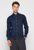 Dunkelblaue Jeans-Hemdjacke mit spitzem Kragen, langen Ärmeln, Fronttaschen und kontrastierenden Steppnähten. Glatte Oberfläche, körperbetonte Passform.