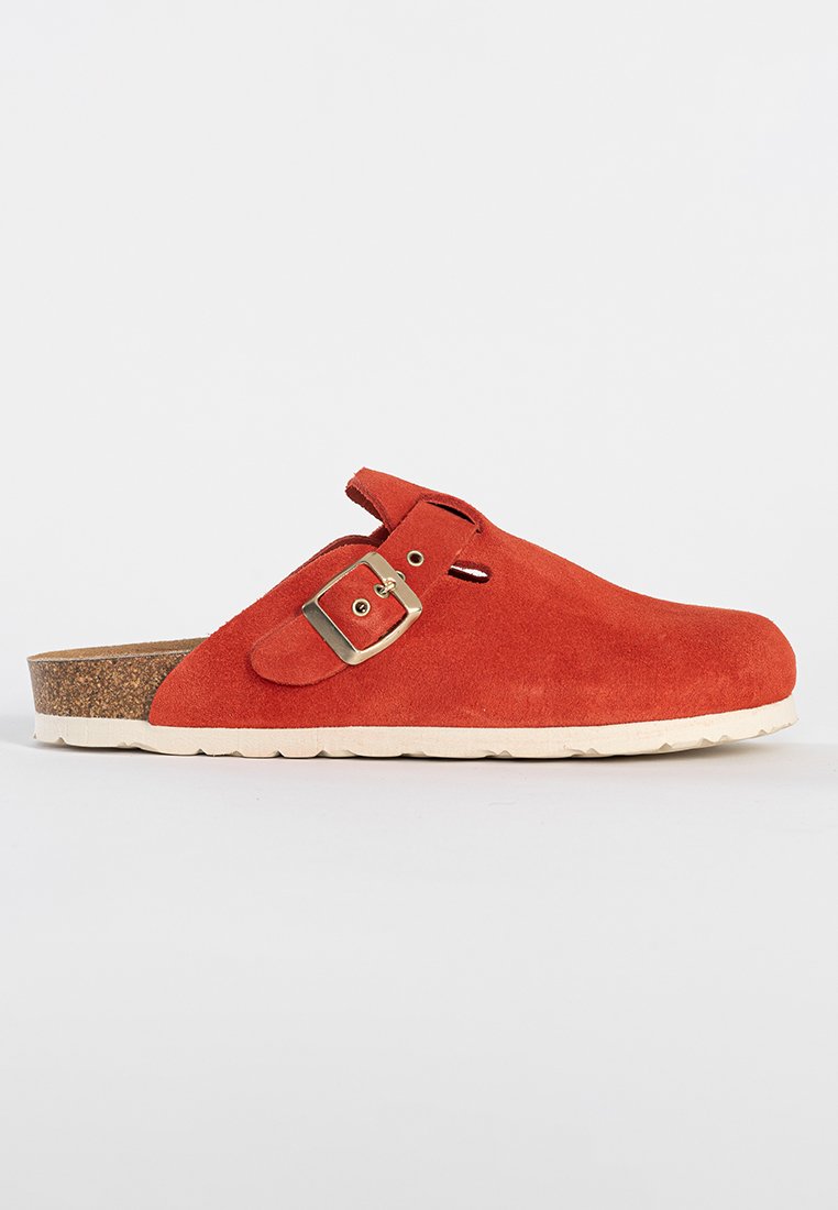 Rote Wildleder-Clogs mit Korksohle, verstellbarem Schnallenriemen und leichter Bauweise. Glatte Textur mit einem Slip-On-Design.