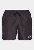 Schwarze Badeshorts aus leichtem Material. Elastischer Bund mit Kordelzug. Mit einem weißen Nike-Logo auf der unteren rechten Seite.