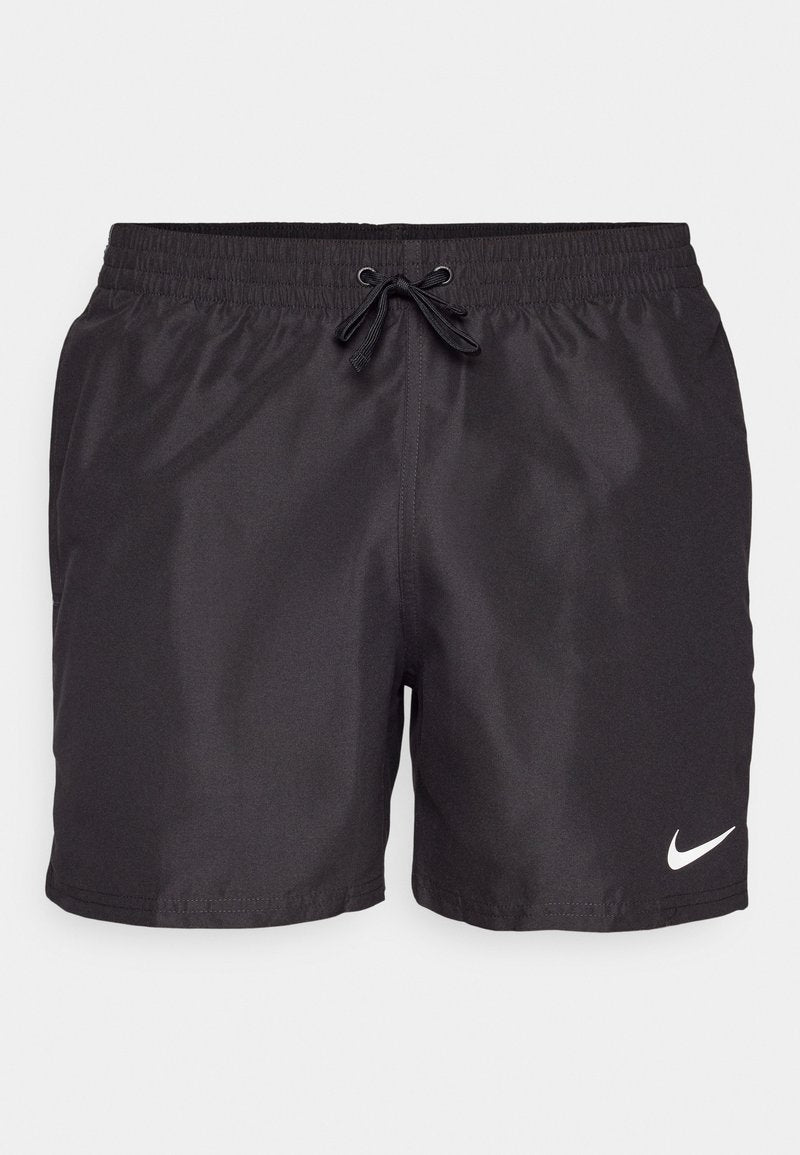 Schwarze Badeshorts aus leichtem Material. Elastischer Bund mit Kordelzug. Mit einem weißen Nike-Logo auf der unteren rechten Seite.