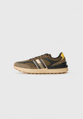 Braune Sneaker mit einem strukturierten Mesh-Obermaterial, schwarzen Akzenten, drei schwarzen Streifen, einer gelben Fersenschlaufe und einer dicken beigen Sohle.