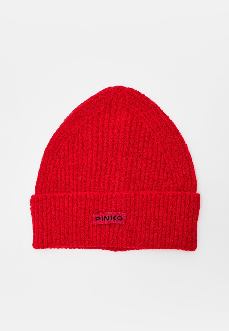 Rote gestrickte Beanie-Mütze mit umgeschlagenem Bündchen und schwarzem "PINKO"-Etikett mittig auf dem Bündchen, vor weißem Hintergrund.
