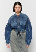 Denim Bomberjacke mit Reißverschluss, zwei Brusttaschen und gerafftem Bund. Dunkelblaue Farbe, gerippte Bündchen und lässige Passform.