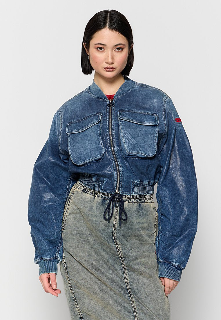 Denim Bomberjacke mit Reißverschluss, zwei Brusttaschen und gerafftem Bund. Dunkelblaue Farbe, gerippte Bündchen und lässige Passform.