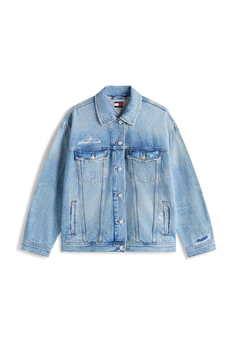 Hellblaue Jeansjacke mit Knopfverschluss vorne, Brustklappentaschen, Seitentaschen und dezenten Used-Details an Ärmeln und Brust.