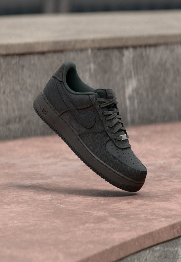 Nike Sportswear AIR FORCE 1 07 LV8 - Trainers - anthracite/med ash/metallic silver-coloured
