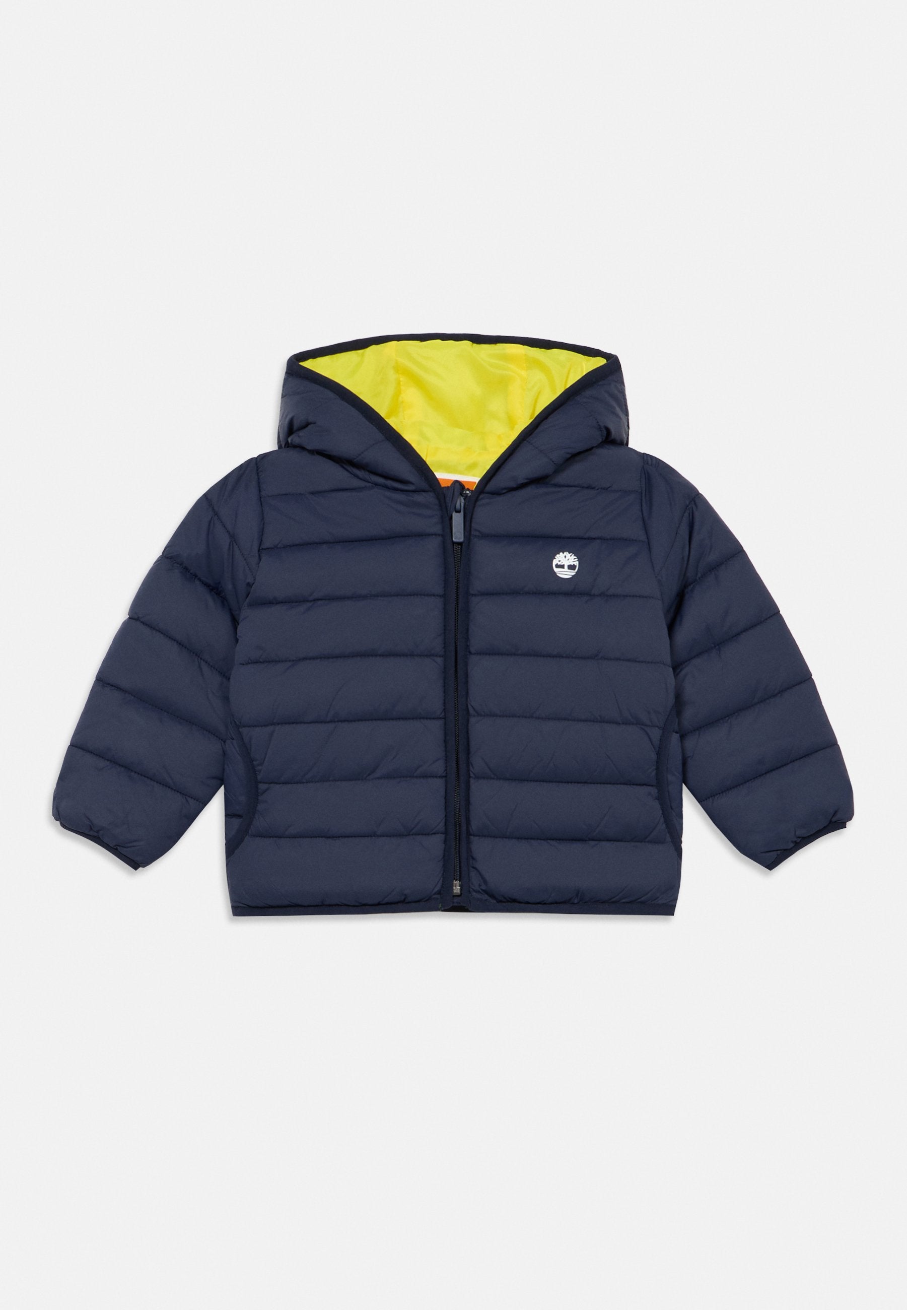 Marineblaue Steppjacke mit Frontreißverschluss, Kapuze und gelbem Innenfutter. Verfügt über eine gesteppte Textur und ein kleines Logo auf der Brust.
