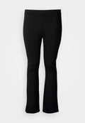 Schwarze, ausgestellte Hose aus dehnbarem Stoff mit glatter Textur. Sie verfügt über einen breiten Taillenbund und seitliche Schlitze am Saum.