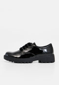 Schwarze Lacklederschuhe mit Schnürung, kontrastierender schwarzer, dicker Sohle und strukturierten Akzenten. Verfügt über sechs Ösen und ein glattes, geschwungenes Design.