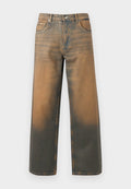 Weite Jeans aus verwittertem blauem und braunem Denim. Sie haben eine hohe Taille, Vorderseiten-Taschen und einen klassischen Knopfverschluss mit metallischen Akzenten.