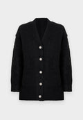Schwarzer Cardigan aus weichem, strukturiertem Stoff mit tiefem V-Ausschnitt, sechs dekorativen Knöpfen und zwei Fronttaschen.