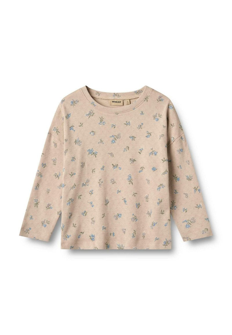 Hellbeige Langarmshirt mit zartem blauen und grünen Blumenmuster, rundem Halsausschnitt und weichem, strukturiertem Stoff. Lässiges Design und lockere Passform.