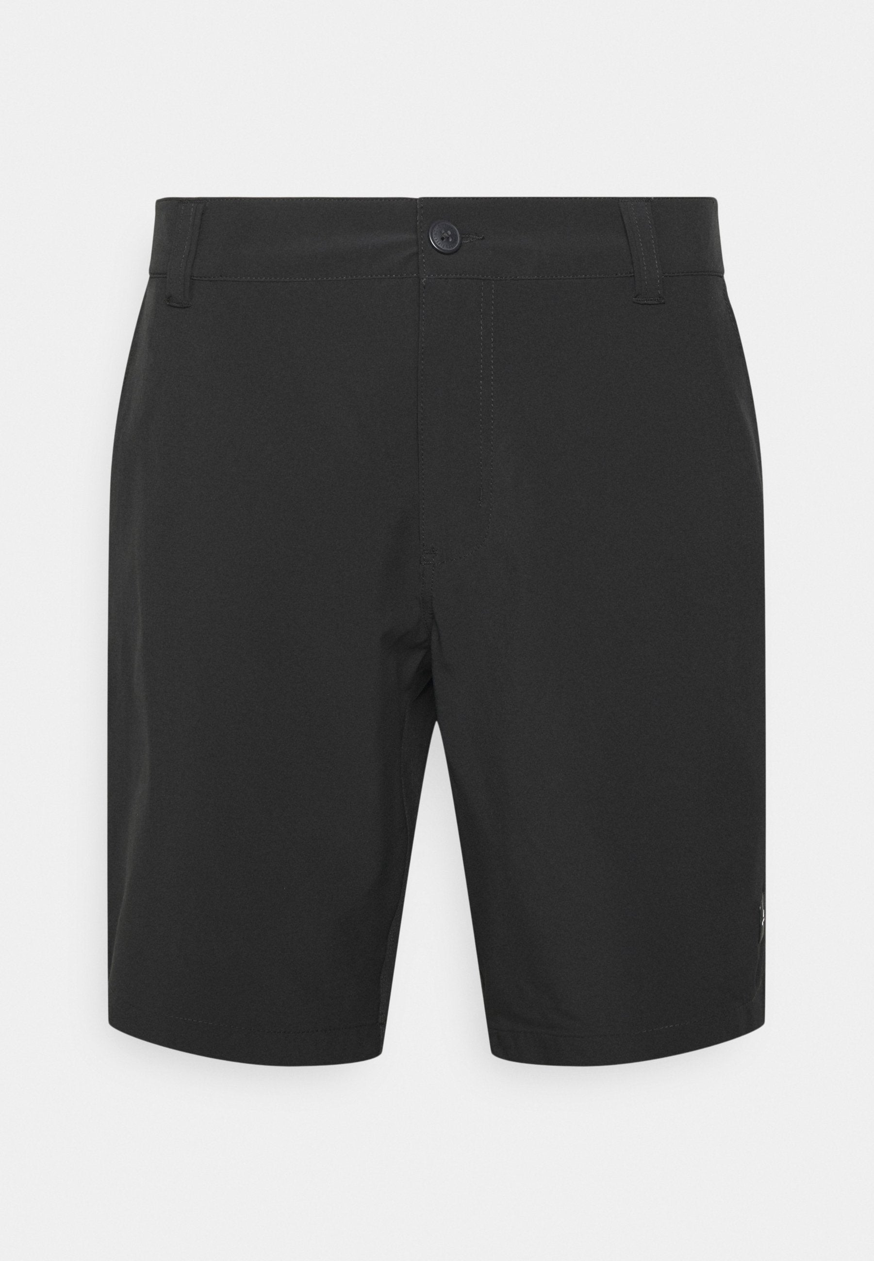 Schwarze Shorts aus leichtem Stoff mit Knopfverschluss, flachem Vorderteil und diskreten Seitentaschen. Einfaches, glattes Gewebe.