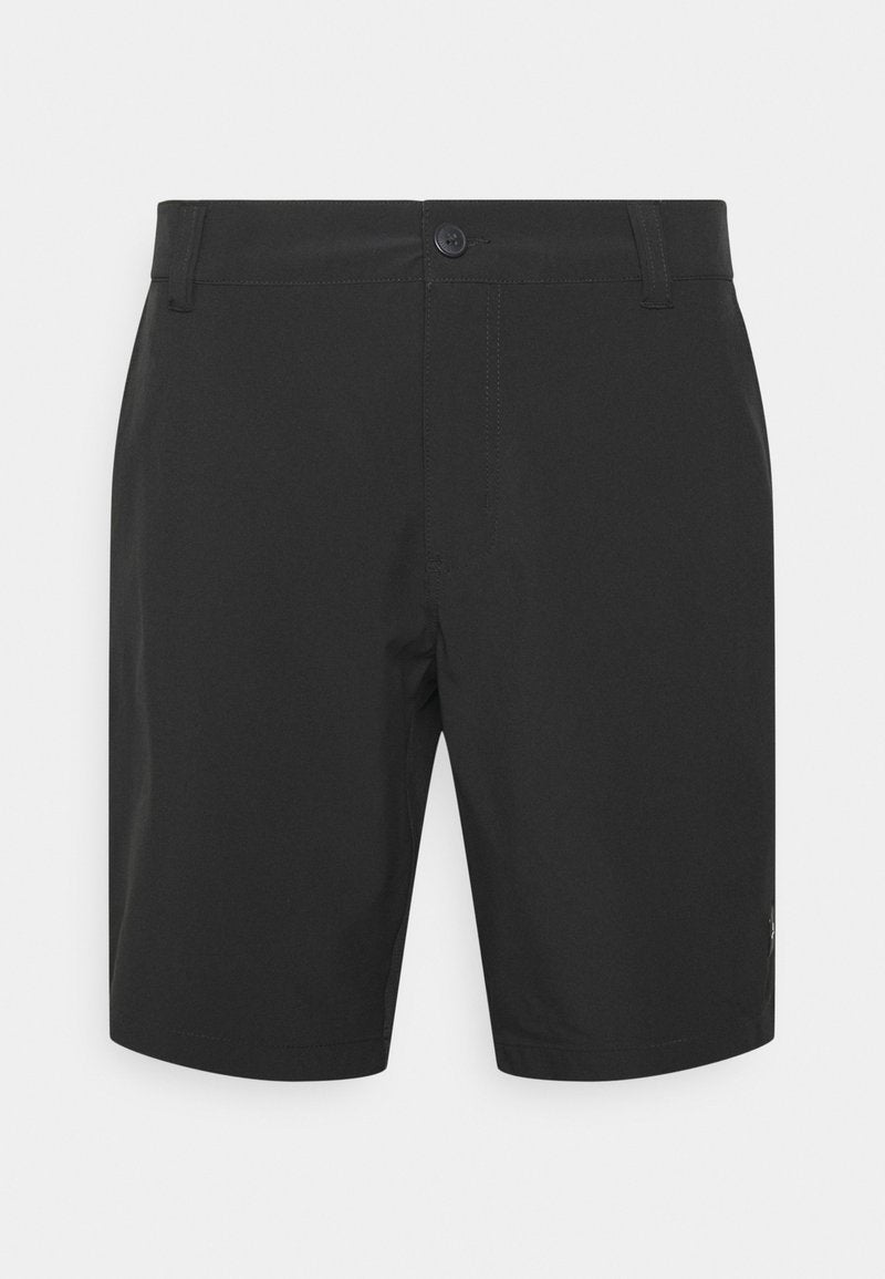 Schwarze Shorts aus leichtem Stoff mit Knopfverschluss, flachem Vorderteil und diskreten Seitentaschen. Einfaches, glattes Gewebe.