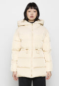 Puffjacke in hellem Beige, mit Kapuze, Reißverschluss, elastischen Kordeln und goldenen Hardware-Akzenten. Glatte, gepolsterte Textur.