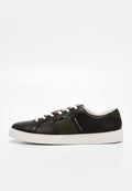 Schwarzer und grüner Ledersneaker mit weißer Sohle, Schnürdesign, farbigen Akzenten an der Seite und Logodetail.
