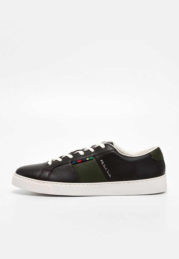 Schwarzer und grüner Ledersneaker mit weißer Sohle, Schnürdesign, farbigen Akzenten an der Seite und Logodetail.
