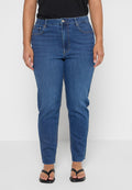 Blaue Denim-Jeans mit geradem Schnitt, hoher Taille und zwei Fronttaschen. Der Stoff hat eine glatte Textur und dezente Nahtdetails.