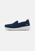 Marinefarbene Slipper mit einem atmungsaktiven Mesh-Obermaterial, weißer Gummisohle und subtiler Logo-Detailierung an der Seite. Leicht und flexibles Design.