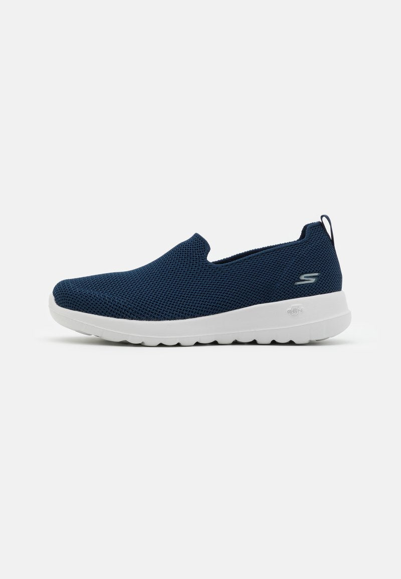 Marinefarbene Slipper mit einem atmungsaktiven Mesh-Obermaterial, weißer Gummisohle und subtiler Logo-Detailierung an der Seite. Leicht und flexibles Design.