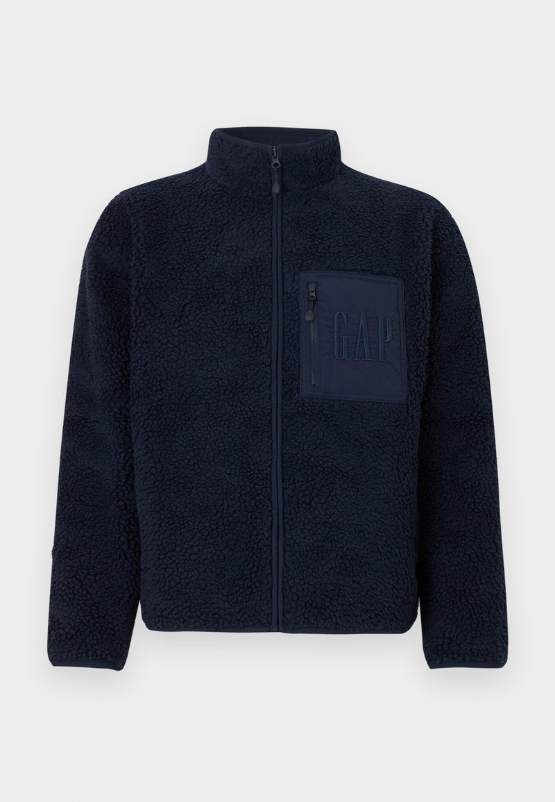 Marineblaue Fleece-Jacke mit Reißverschluss, hohem Kragen und verschließbarer Brusttasche mit geprägtem GAP-Logo.