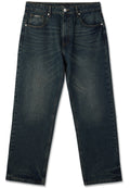 Dunkelblaue Denim-Jeans mit geradem Bein, Knopf- und Reißverschluss, vorderen Taschen und dezenten Used-Effekten.